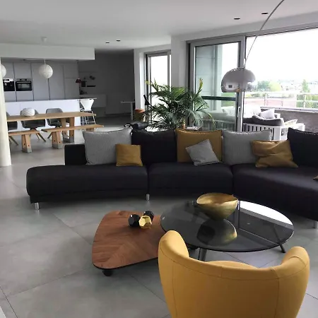 Master Bedroom In Design Penthouse Alloggio in famiglia