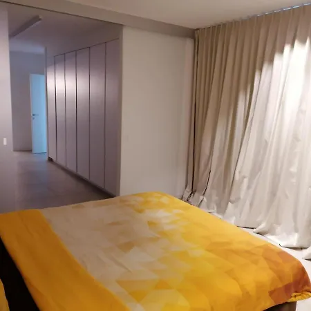 Master Bedroom In Design Penthouse Alloggio in famiglia