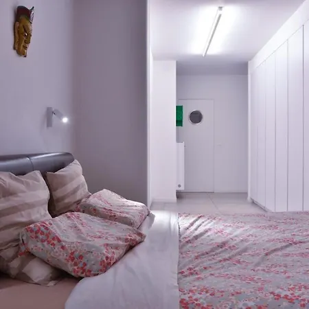 Master Bedroom In Design Penthouse Alloggio in famiglia