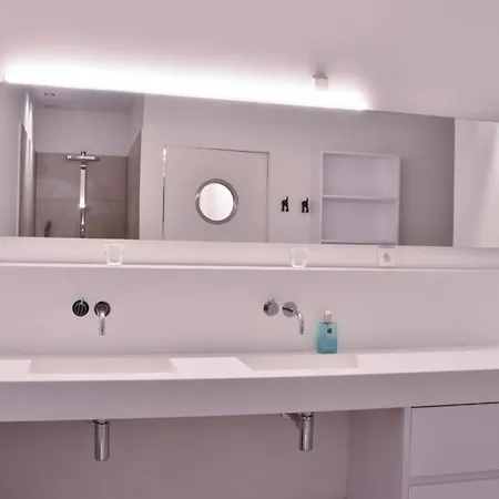 Master Bedroom In Design Penthouse Alloggio in famiglia